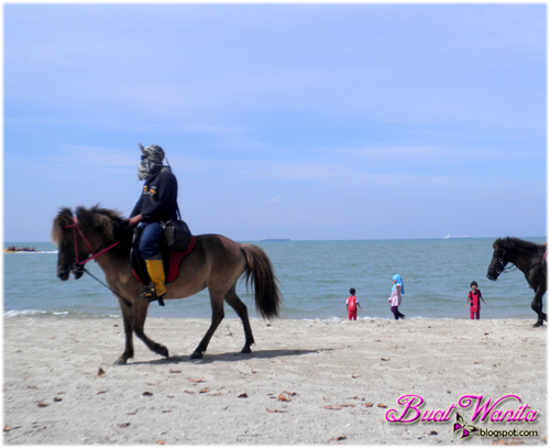 Menunggang Kuda Di Pantai Pengkalan Balak Melaka - Buat Wanita