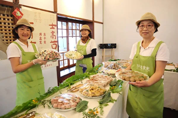 ▲不老料理阿嬤們端出新人指定和不老食光限定的私房料理，獻上滿滿祝福。（弘道老人福利基金會提供）