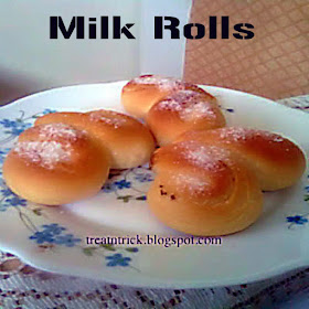 Milk Rolls Recipe @ http://treatntrick.blogspot.com