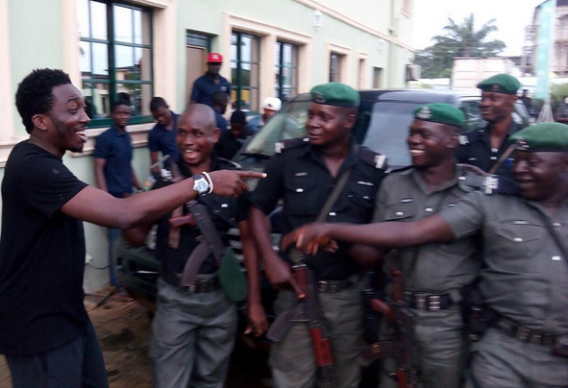 News: Comedian Bovi shares photo with policemen with hilarious caption