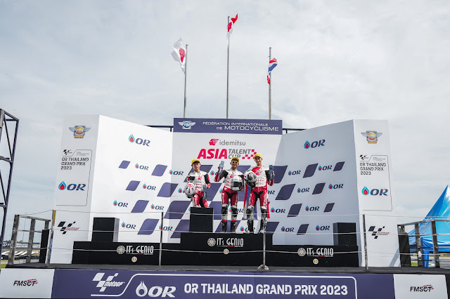 Veda Ega Pratama (tengah) berhasil raih podium tertinggi pada kedua race ajang balap Idemitsu Asia Talent Cup (IATC) di Chang International Circuit, Buriram, Thailand, pada 29 Oktober 2023.