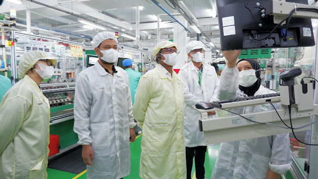 Kunjungan Menkominfo ke pabrik pintar Schneider Electric di Batam