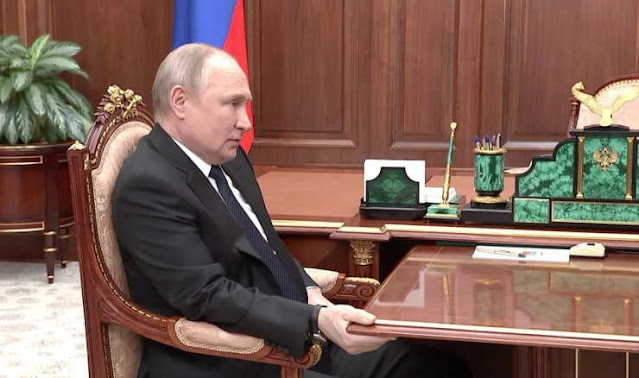 Ο πρόεδρος της Ρωσίας Βλαντιμίρ Πούτιν, στο Κρεμλίνο, δείχνει έντονα εκνευρισμένος. Φωτογραφία via Kremlin, Ρωσική Προεδρία
