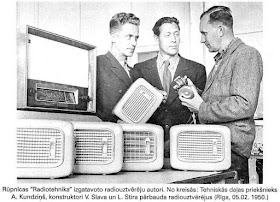 Rupnicas "Radiotehnika@ izgatavo radiouztvereju autori. No kreisas: Tehniskais dalas prieksnieks A. Kundzins, konstruktori V. Slava un L. Stira parbauda radiouztverejus (Riga, 05.02. 1950)