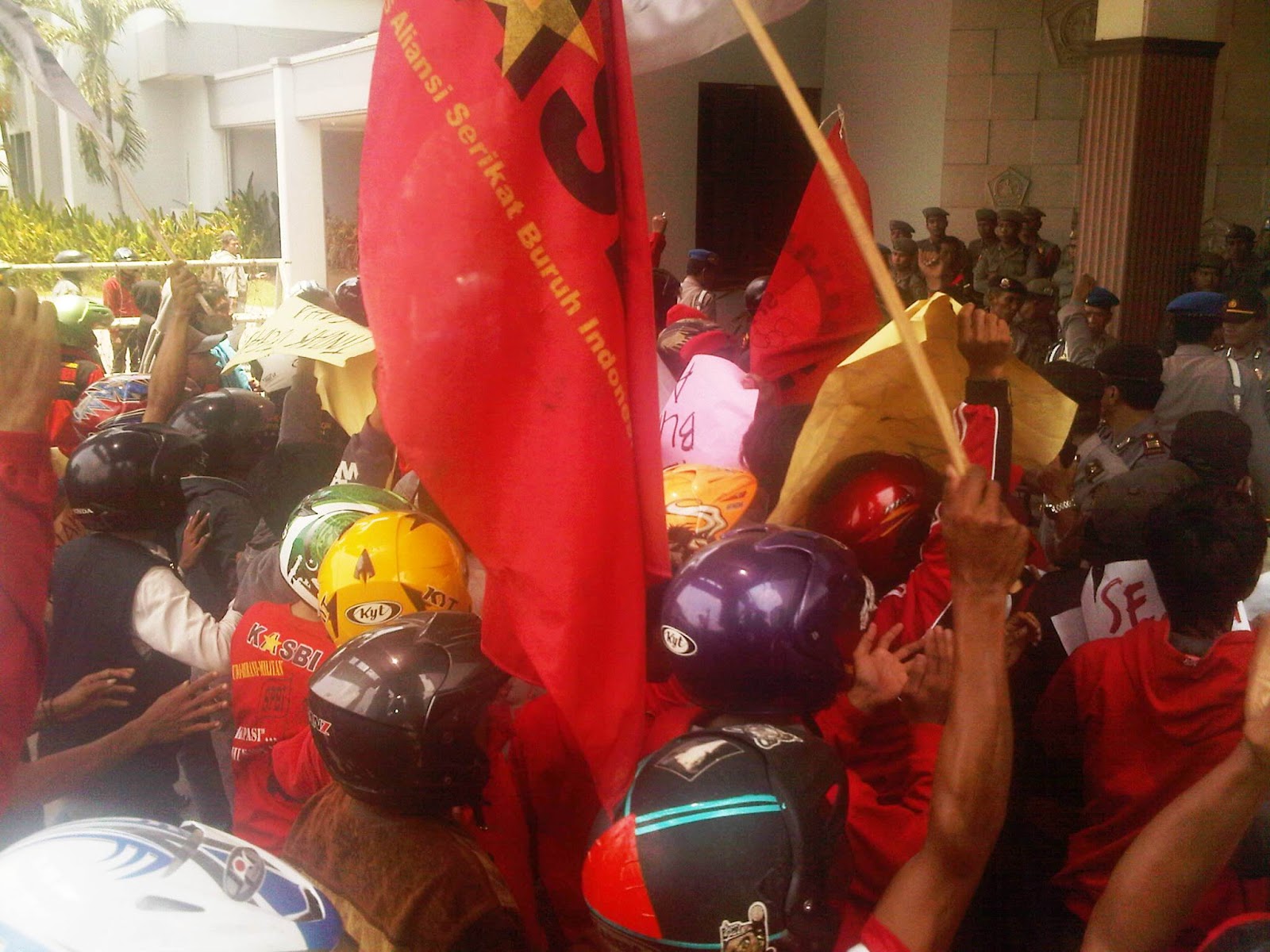 GRESIK Ratusan buruh yang tergabung dalam Kahut SPSI Gresik dan Kongres Aliansi Serikat Buruh Indonesia Kasbi melakukan aksi unjuk rasa di kantor