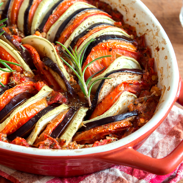 Ratatouille z Piekarnika na Sylwestra - Kolorowy festiwal warzyw z piekarnika, idealny na eleganckie przyjęcie.
