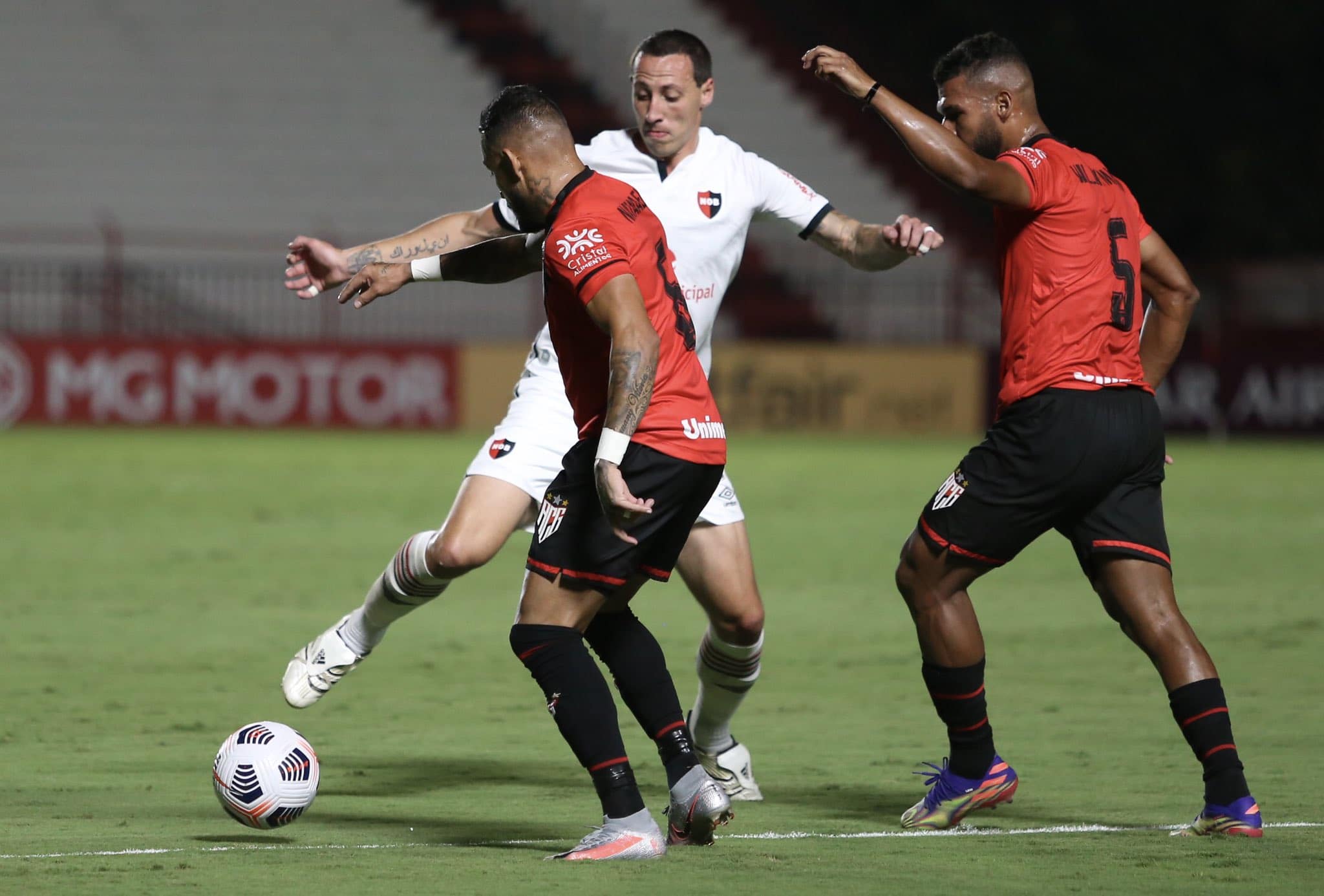 Newell's sigue sin ganar en Brasil pero al menos rescató un empate ante Goianense