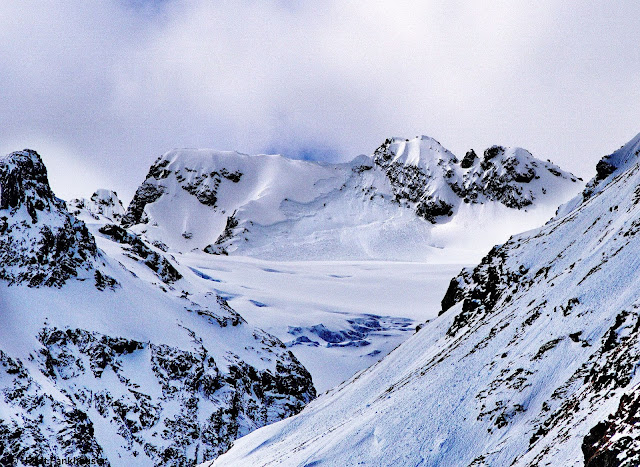 Die Schneebrettlawine am Hinteren Wilden Turm in den Alpeiner Bergen löste sich auf über 3000m ev. durch den Impuls eines Wechtenbruches oder aber sogar spontan. (Foto 30.03.2023)