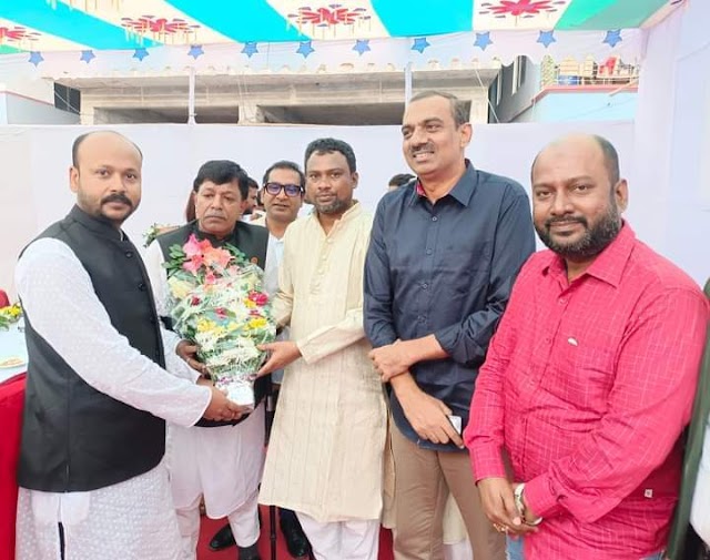 নারায়ণগঞ্জ জেলা পরিষদের নব নির্বাচিত চেয়ারম্যান বাবু চন্দন শীল দাদা'কে ফুল দিয়ে শুভেচ্ছা জানিয়েছেন বন্দর থানা যুবলীগ নেতা খান মাসুদ ও নাসিক ২২ নং ওয়ার্ড আওয়ামীলীগের সাধারণ সম্পাদক পদপ্রার্থী গোলাম সারোয়ার (সবুজ)। 