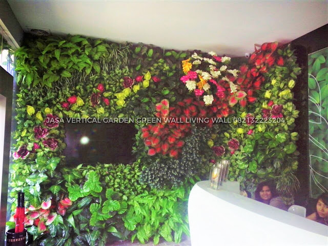 VERTICAL GARDEN ARTIFICIAL SINTETIS MALANG Vertical Garden artificial sintetis adalah taman yang dibentuk dan dibuat dengan posisi tegak, vertical garden sintets itu sendiri memiliki berbagai fungsi tidak hanya sebagai faktor estetika tapi juga sebagai penghadiran ruang asri dalam lingkungan, Untuk itu kami siap membuatkan Taman Vertical Garden Sintetis atau tanaman artificial di MALANG