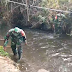 Gotong Royong Babinsa Koramil 0823/09 Jangkar dan Warga Bersihkan Aliran Sungai