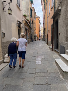 Via Giovanni Capellini - Porto Venere - helping an elderly woman