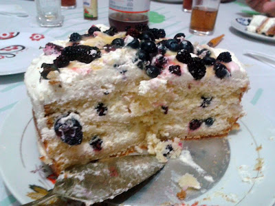 Bolo de Laranja Zero Açúcar com blueberry e amoras