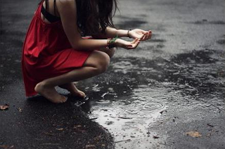 mujer bajo la lluvia