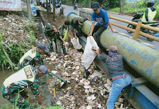 Jaring Sampah Permudah Satgas Citarum Bersihkan dan Angkut Sampah di Aliran Sungai