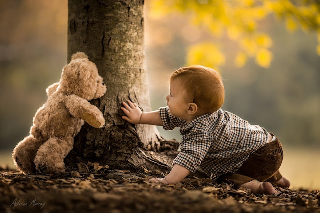 A inseparável amizade dos filhos de A inseparável amizade de crianças com seu urso Ted por Adrian Murray com seu urso Ted