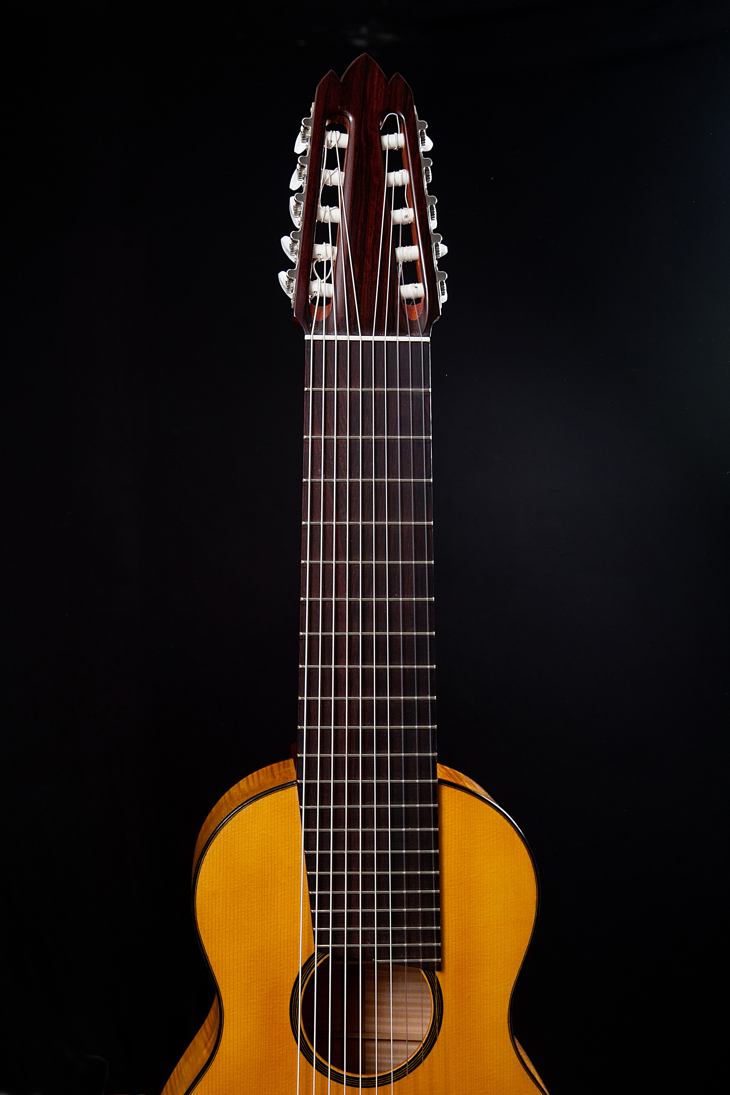 Guitare Classique à 8 cordes, diapason 650 mm.. Thuja plicata et Khaya  senegalensis. - Guitarras custom construídas por Rodolfo Cucculelli, Luthier