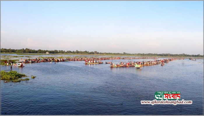 গ্রামবাংলার ঐতিহ্যকে টিকিয়ে রাখতে নওগাঁয় নৌকা বাইচ প্রতিযোগিতা