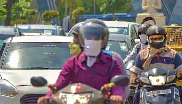2000 traffic challan even if wearing helmet; Here's why - HT Auto, Newdelhi, News, Top-Headlines, Traffic, Motorvechicle, Supreme Court, Driving Licence, Road, fine, Helmet, Seatbelt.