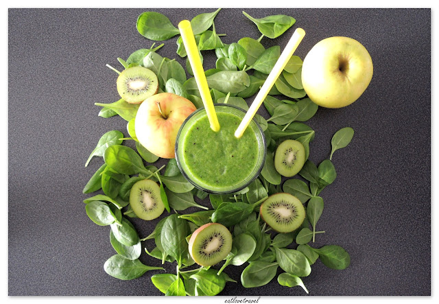 smoothie ze szpinaku, - 1 kwaśne, twarde kiwi / 1 sour, hard kiwifruit  - 1 jabłko / 1 apple  - 3 garść świeżego szpinaku baby / 3 handfuls of fresh baby spinach  - 1/2 szklanki wody / 1/2 cup of water