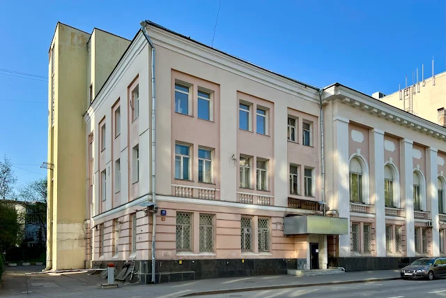 Васильевская улица, бывший Центральный дом кино, бывший Алексеевский народный дом / Дом комсомола Красной Пресни (здание построено в 1906 году)