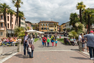 foto de praça em Sirmione