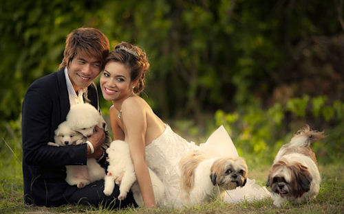 Una pareja feliz con sus pequeños cachorros