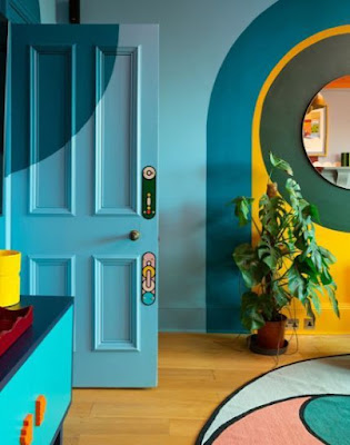 Engana-se quem pensa que as cores fortes não combinam com a decoração. Cores fortes podem ser inseridas no projeto de qualquer ambiente da casa e podem adequar-se ao que se espera de cada espaço. As cores podem ser em paredes, móveis ou objetos e acessórios.