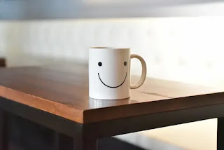 笑顔のイラストが描かれたマグカップ