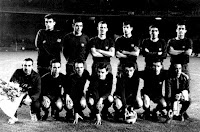 F. C. BARCELONA - Barcelona, España - Temporada 1965-66 - Sadurní, Foncho, Gallego, Eladio, Montesinos y Torres; Claudio (utillero), Rifé, Müller, Zaldúa, Fusté, Zaballa y Ángel Mur (masajista) - F. C. BARCELONA 5 (Zaldúa, Zaballa, Rifé 2 y Fusté) CHELSEA F. C. 0 - 25/05/1966 - Copa de Ferias, semifinal, partido de desempate - Barcelona, Nou Camp - Tras sendos 2-0 para cada uno de los equipos en los partidos de ida y vuelta, el Barsa arrolla a los ingleses en el desempate, tras haber abusado estos del sol en la playa de Castelldefels antes del partido