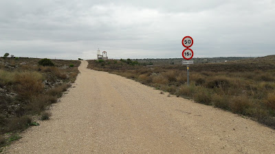 Bujaraloz a Venta de Santa Lucia, Camí de Sant Jaume de Compostela, camí paral·lel a la carretera N-II entre Bujaraloz i Venta de Santa Lucia, camí en direcció a l'ermita de San Jorge dins del terme municipal de Bujaraloz