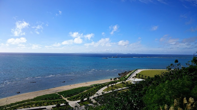 瀬長島から見た海と慶良間諸島の写真