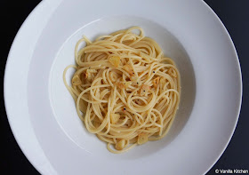 http://noplainvanillakitchen.blogspot.com/2012/06/pastasaucen-xiii-spaghetti-aglio-e-olio.html