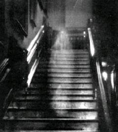 2. Hantu Perempuan Bermata Bolong di Raynham Hall