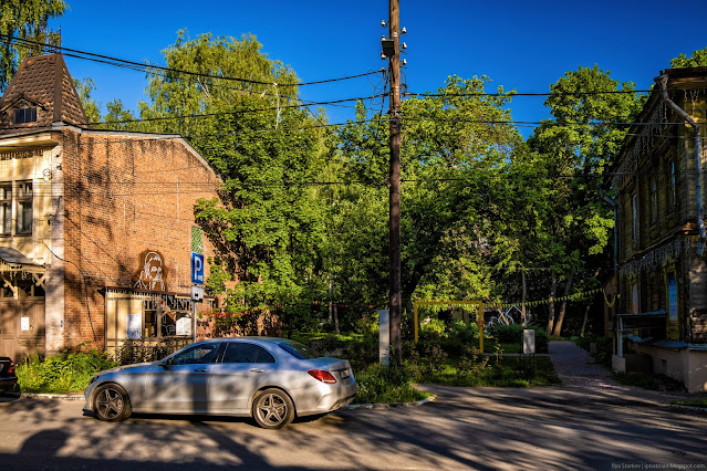 Припаркованная машина у сквера