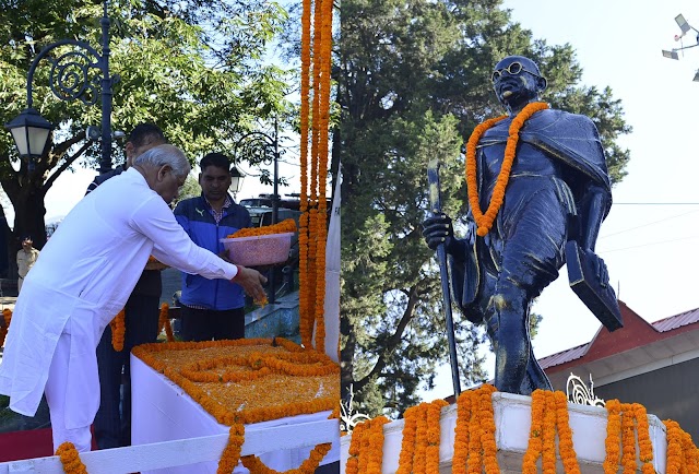 राज्यपाल ने महात्मा गांधी और लाल बहादुर शास्त्री को उनकी जयंती पर की पुष्पांजलि अर्पित 