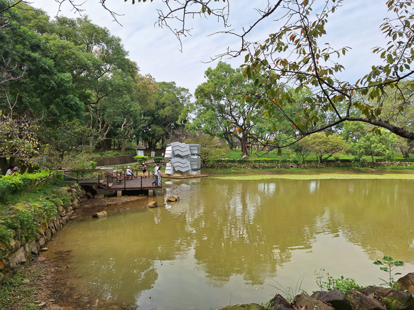 桃園復興角板山公園(復興公園)世界級雕塑公園，還有紅楓和粉紅梅花