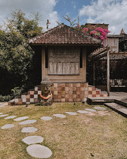 Entrada do hotel com grande cabeça de Buda