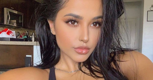  Becky G presume de escote con un vestido negro en la Fashion Week de Nueva York