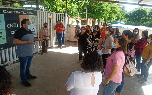 Sin certeza laboral, docentes realizan plantón en Yucatán