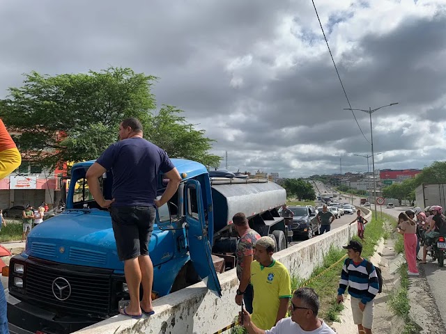 CAMINHONEIRO MORRE APÓS PERDER O CONTROLE, CAIR DO VEÍCULO E FICAR PRESO DEBAIXO DA RODA NA BR-104 EM CARUARU