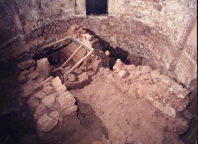 Muros de época ibérica a la izquierda, y romana a la derecha, en la iglesia del castillo. (R. Josa)