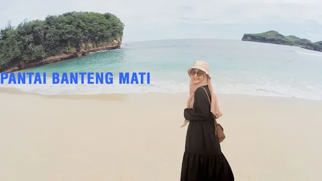 Gaya Berfoto di Pantai Banteng Mati bagi Perempuan yang Berhijab