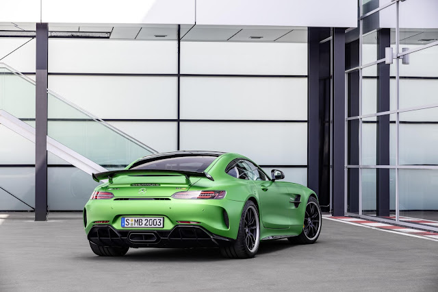 Mercdes-AMG-GT-R-PRO-trasera