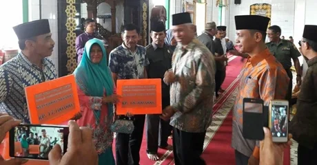 Wako Serahkan Dana Operasional RT/RW se Kecamatan Padang Timur