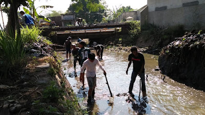 Satgas Subsektor 21-17 Bersama Warga Bersihkan Sungai Citarik