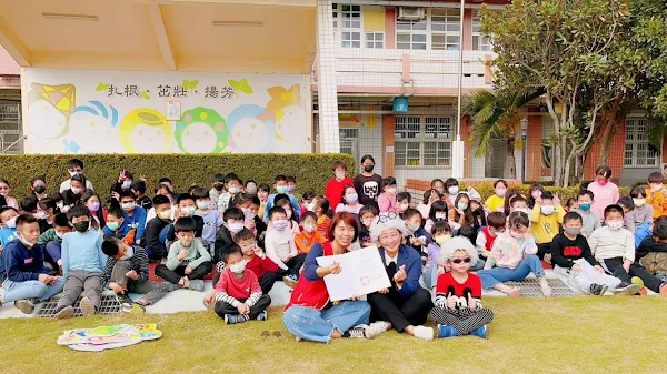 ▲廣興國小響應華山基金會募集愛心年菜，全校親師生透過發票及善款的捐助，六班小校共募集善款4萬多元，希望將這份愛心傳送到獨居長者的身上，讓獨老暖胃更暖心。（記者林明佑翻攝）