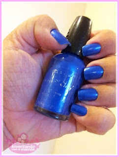 esmalte azul com brilho cintilante