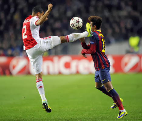 Neymar Jadi Bahan Pelanggaran Di Partai Ajax kontra Barcelona.