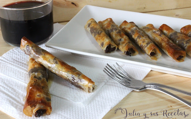 Rollitos de pasta blick rellenos de morcilla y manzana. Julia y sus recetas